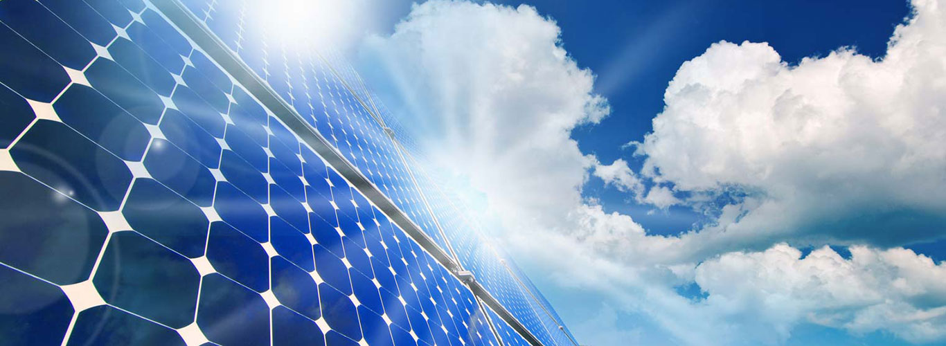 Solartechnik Bild mehrerer Solarpanele mit sonnigem Himmel im Hintergrund